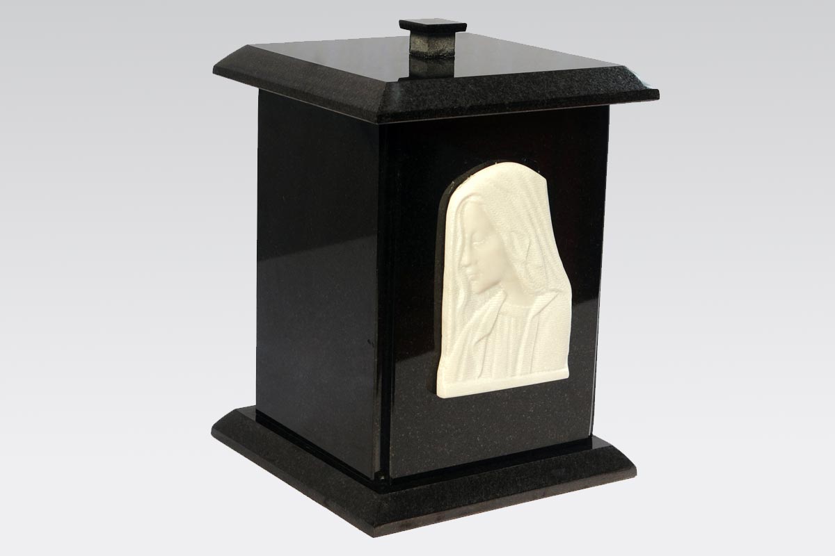 Cenizario de granito negro con aplicación