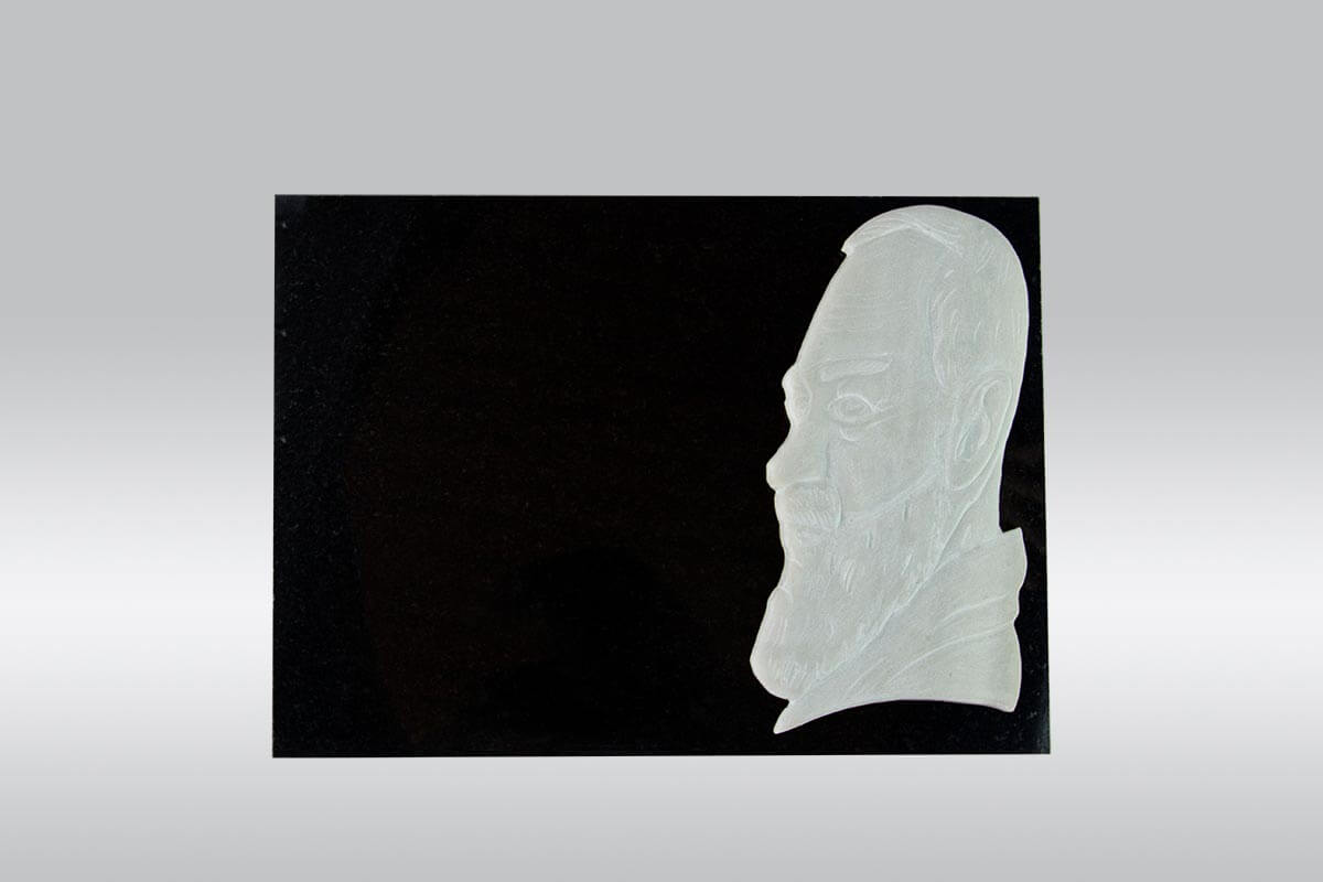 Placa de granito negro con aplicación del Padre Pío de mármol blanco