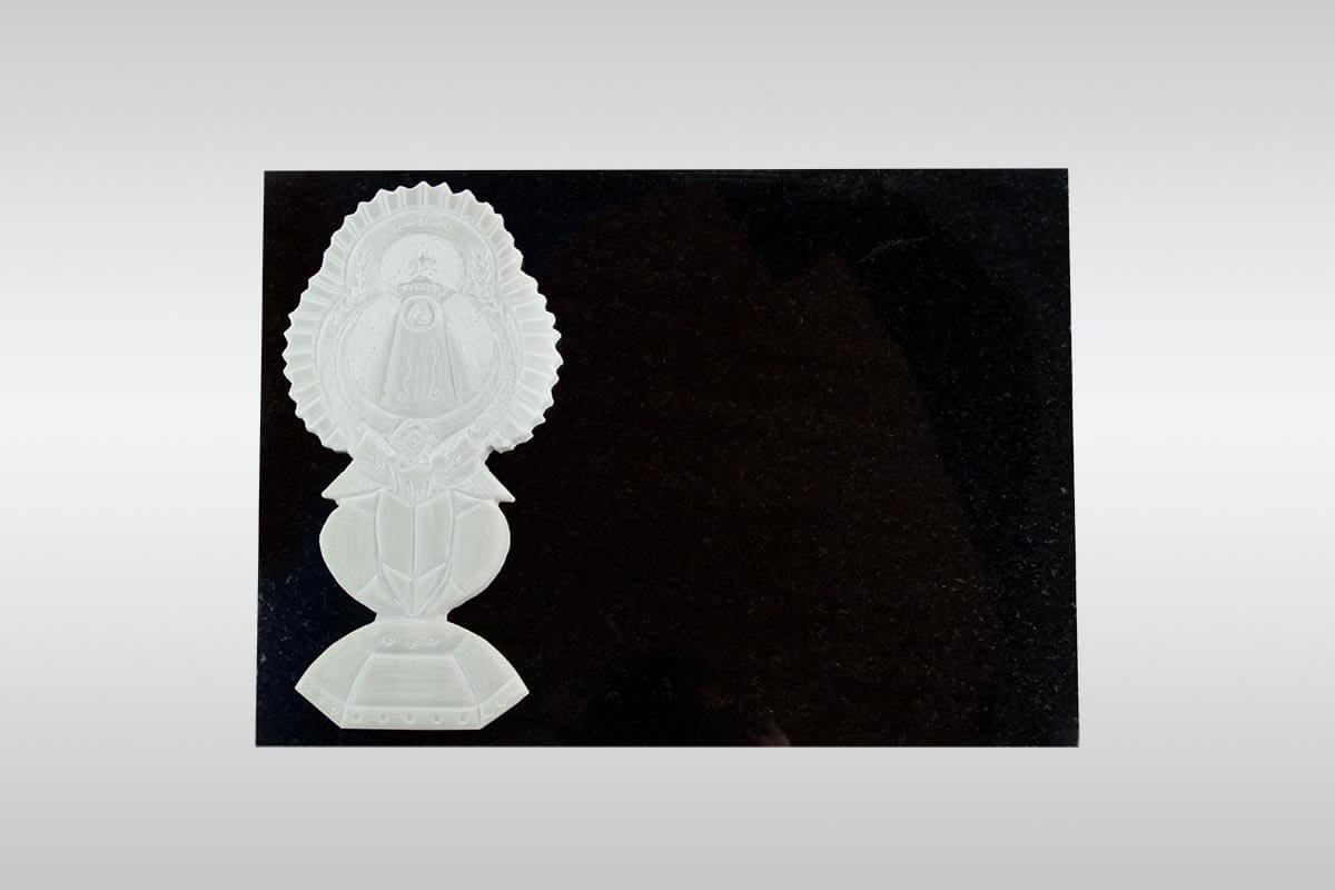 Placa de granito negro con aplicación de Virgen de los Ángeles de mármol blanco