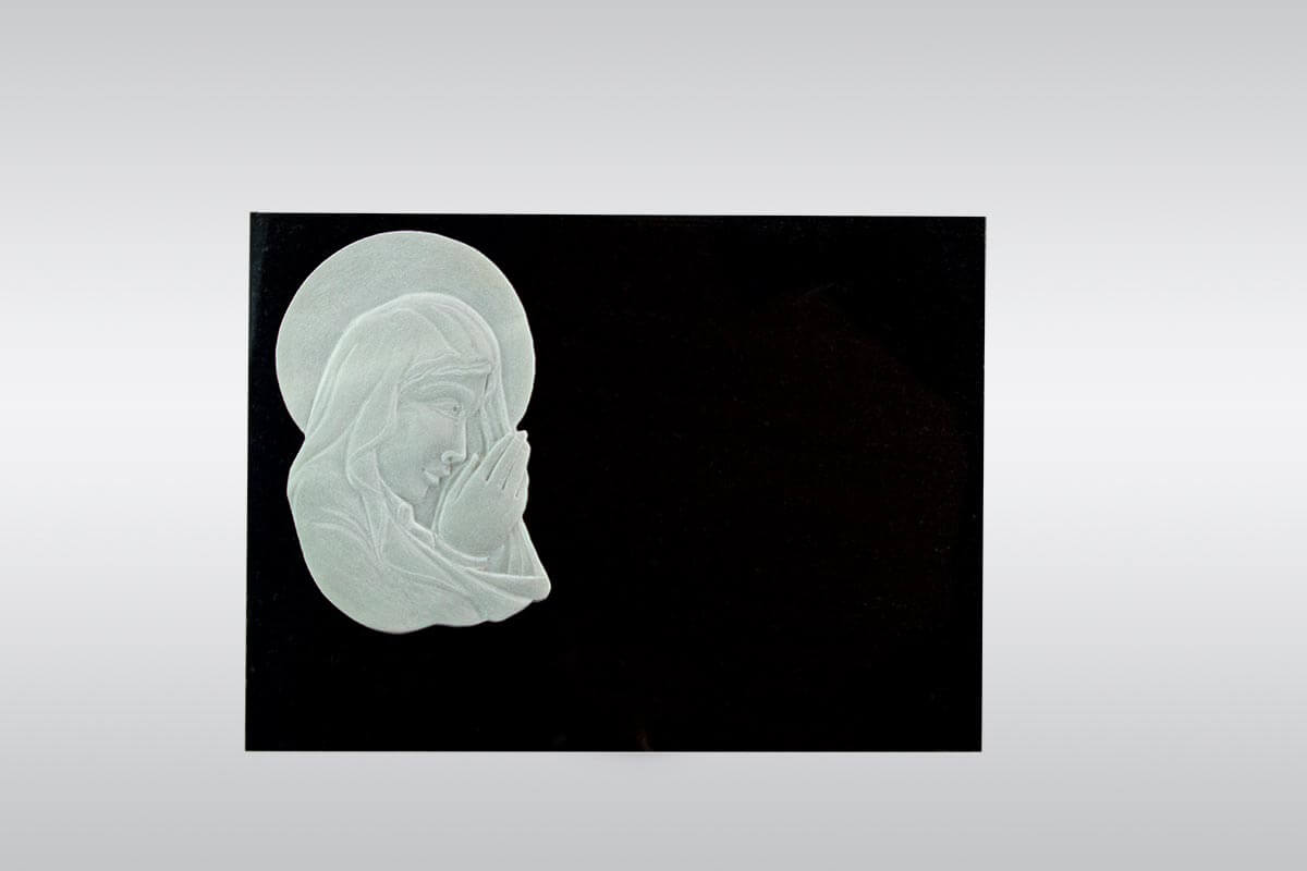 Placa de granito negro con aplicación de Virgen rezando