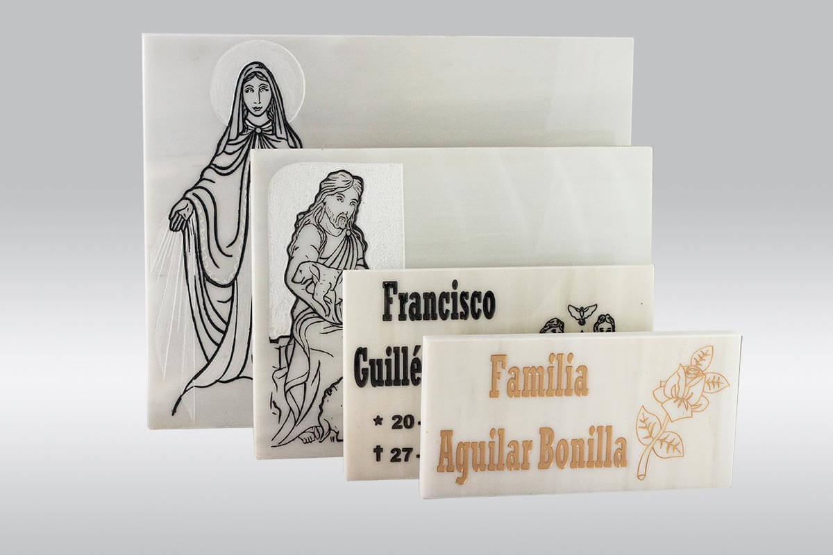 Placas de mármol blanco con grabado